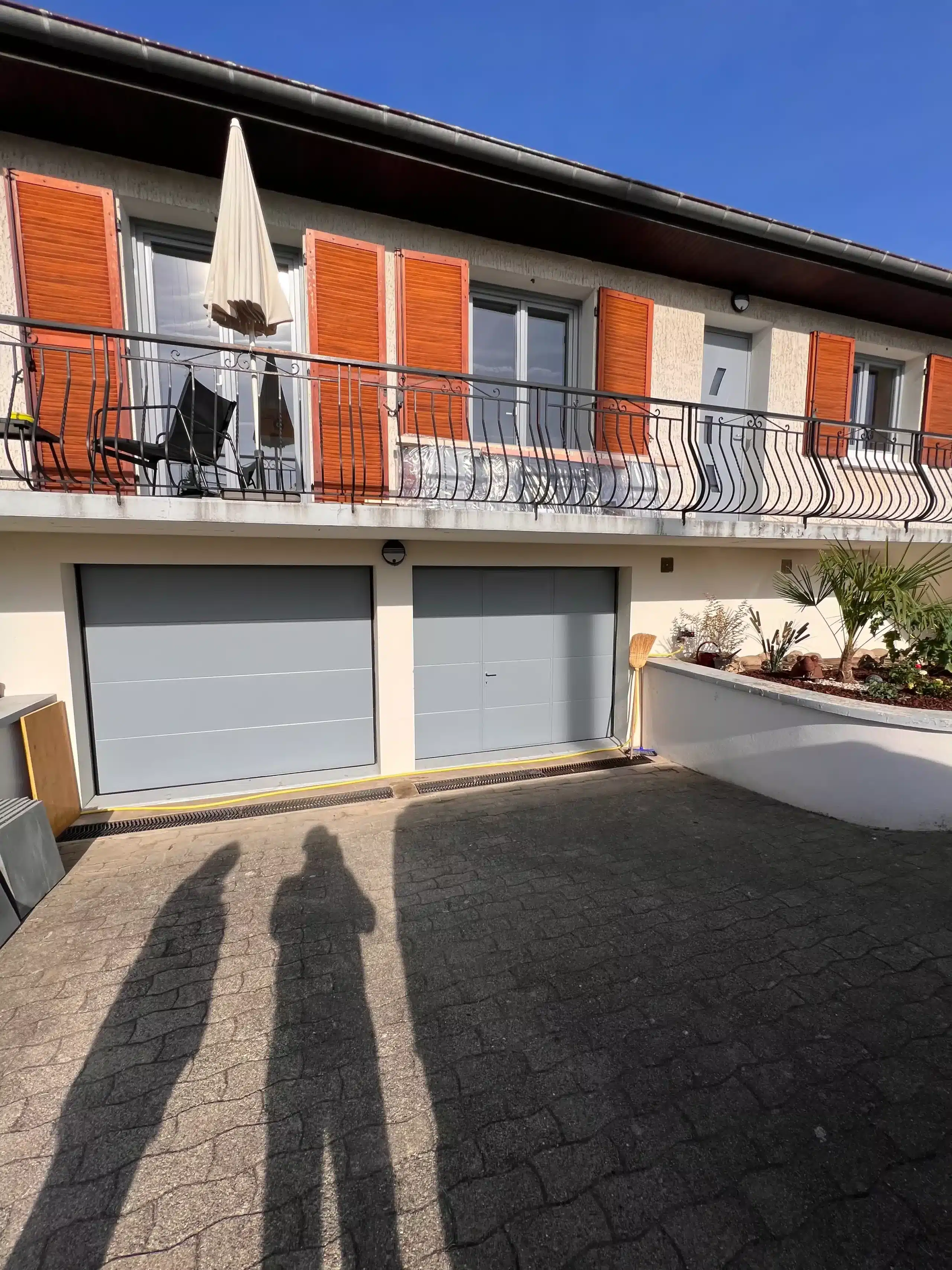 Porte de garage sectionnelle gris anthracite posée en Haute-Savoie