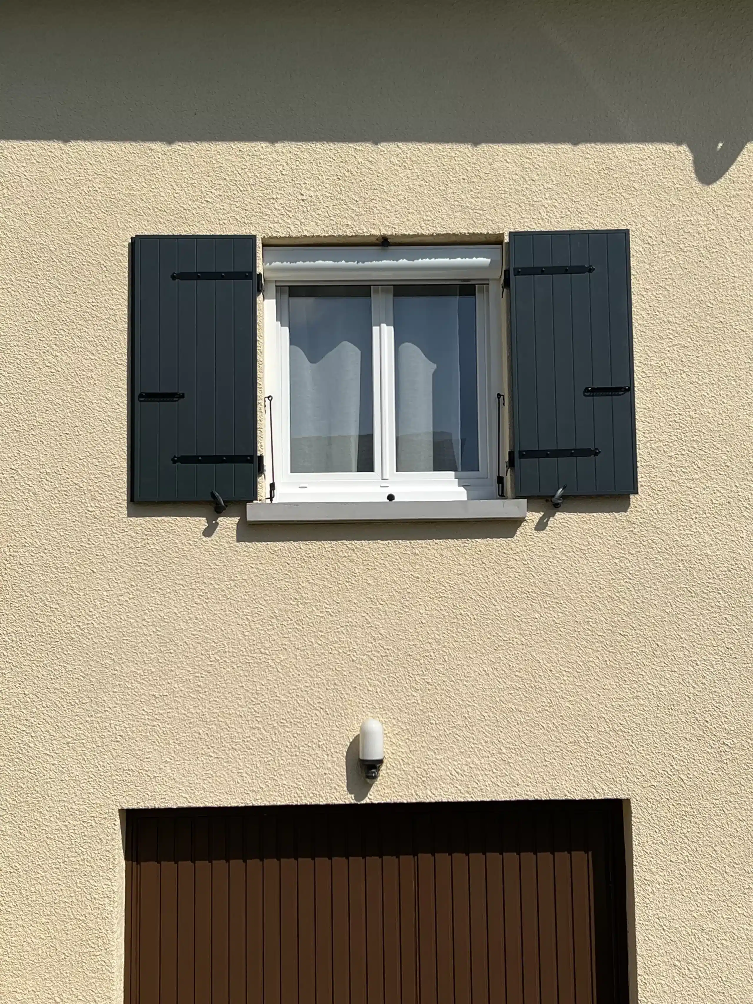 Détail des pentures et arrêts sur un volet battant aluminium