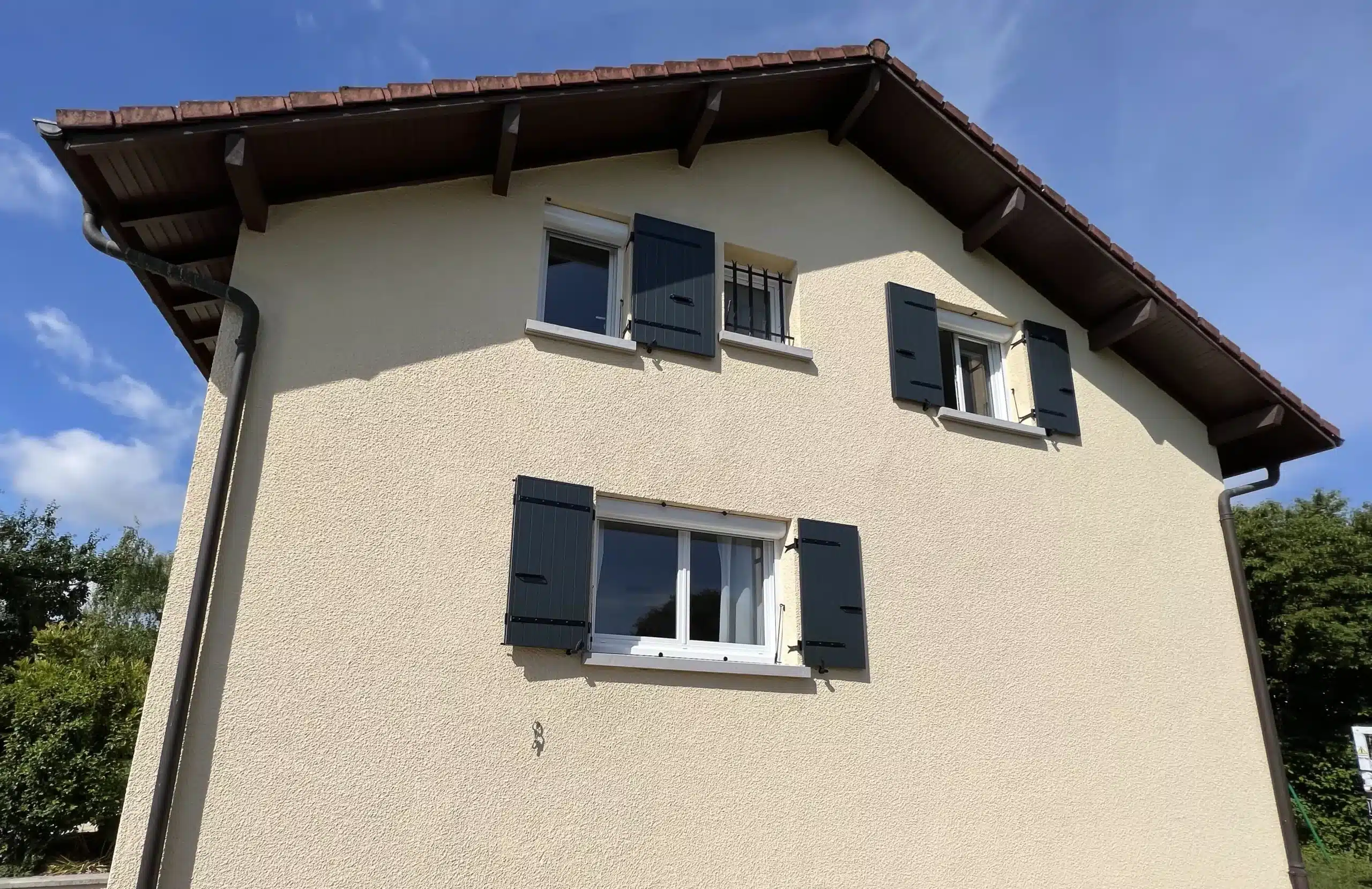 Façade en Haute-Savoie équipée de volets battants