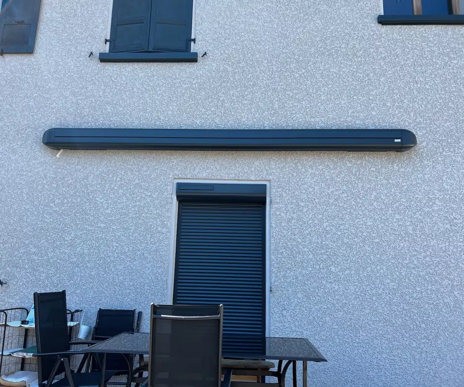 Pose de volets roulants Fenestram sur façade claire