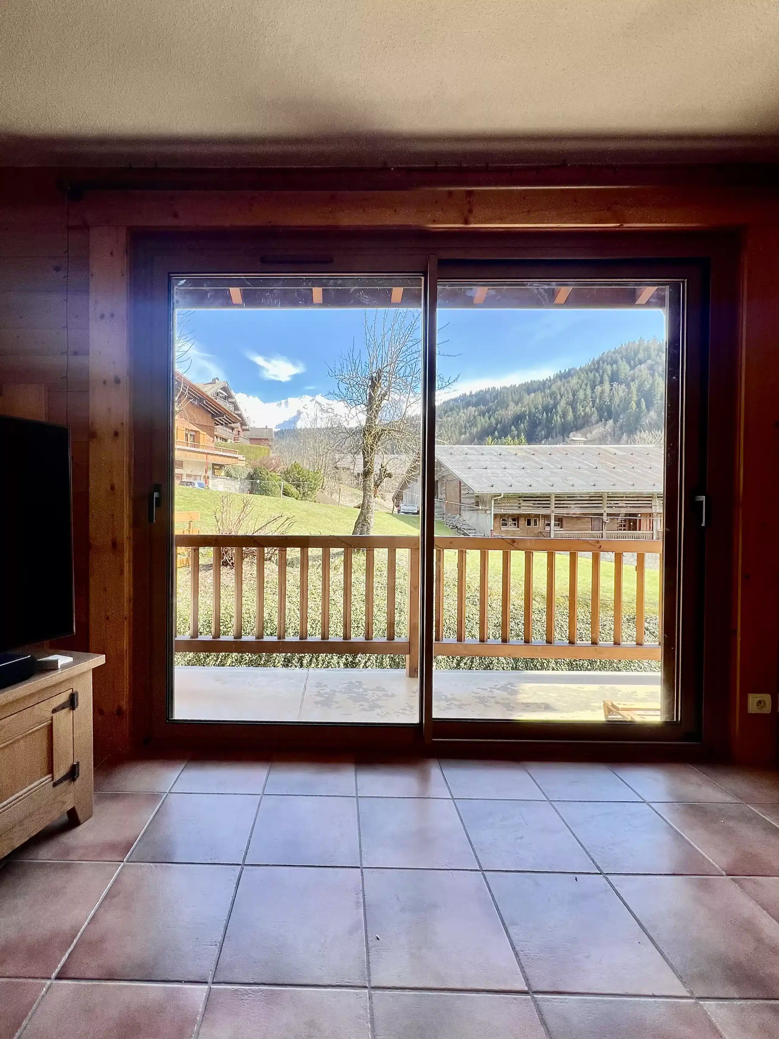 Baie vitrée aluminium dans une maison contemporaine