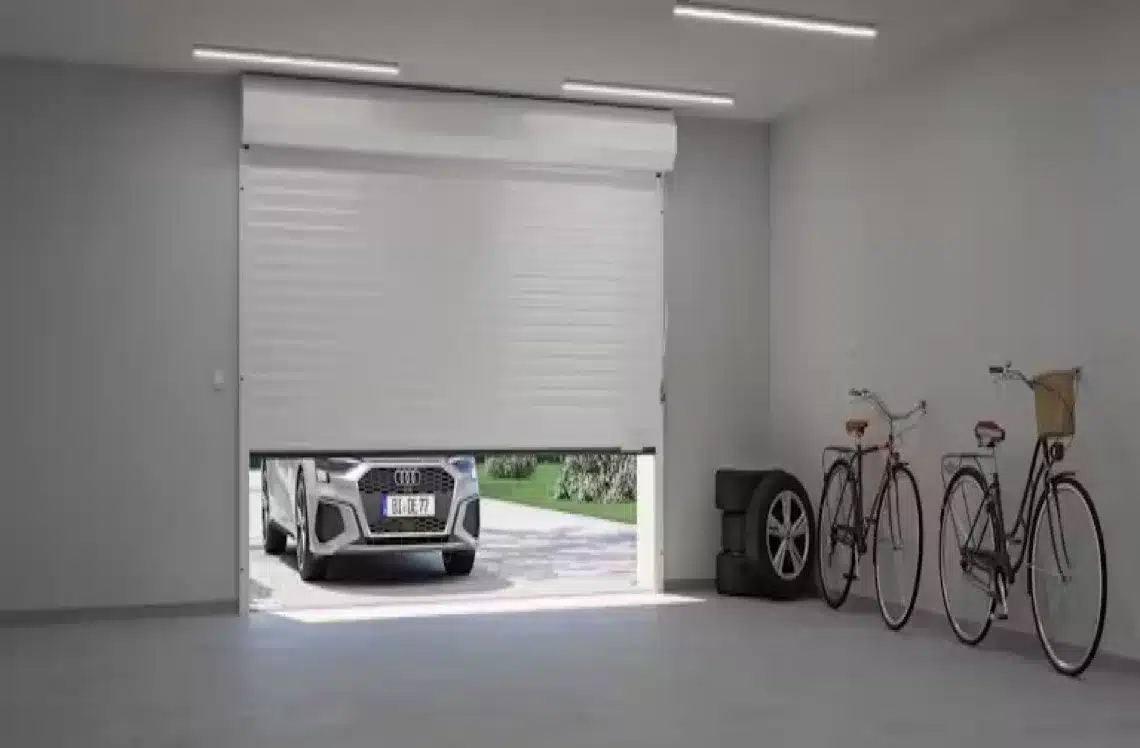 Porte de garage enroulable vue intérieure avec son coffre et ses coulisses