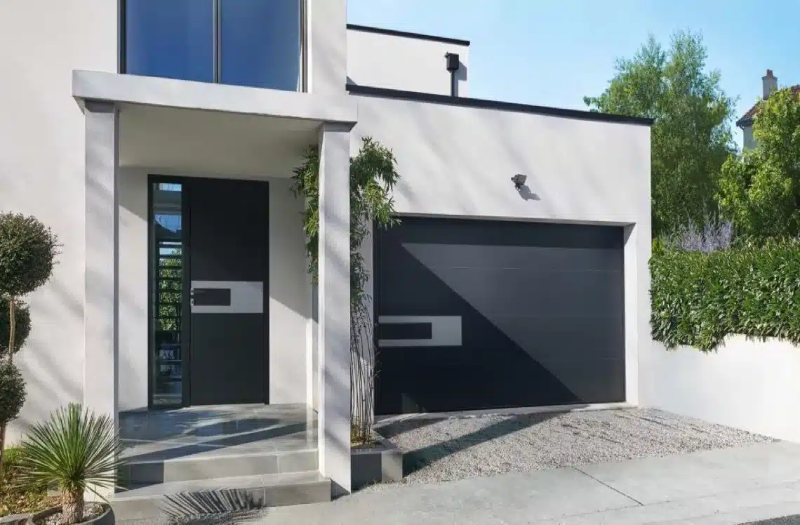 Porte de garage sectionnelle motorisée Somfy IO Fenestram