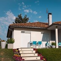 Façade rénovée avec volets roulants et menuiseries Fenestram