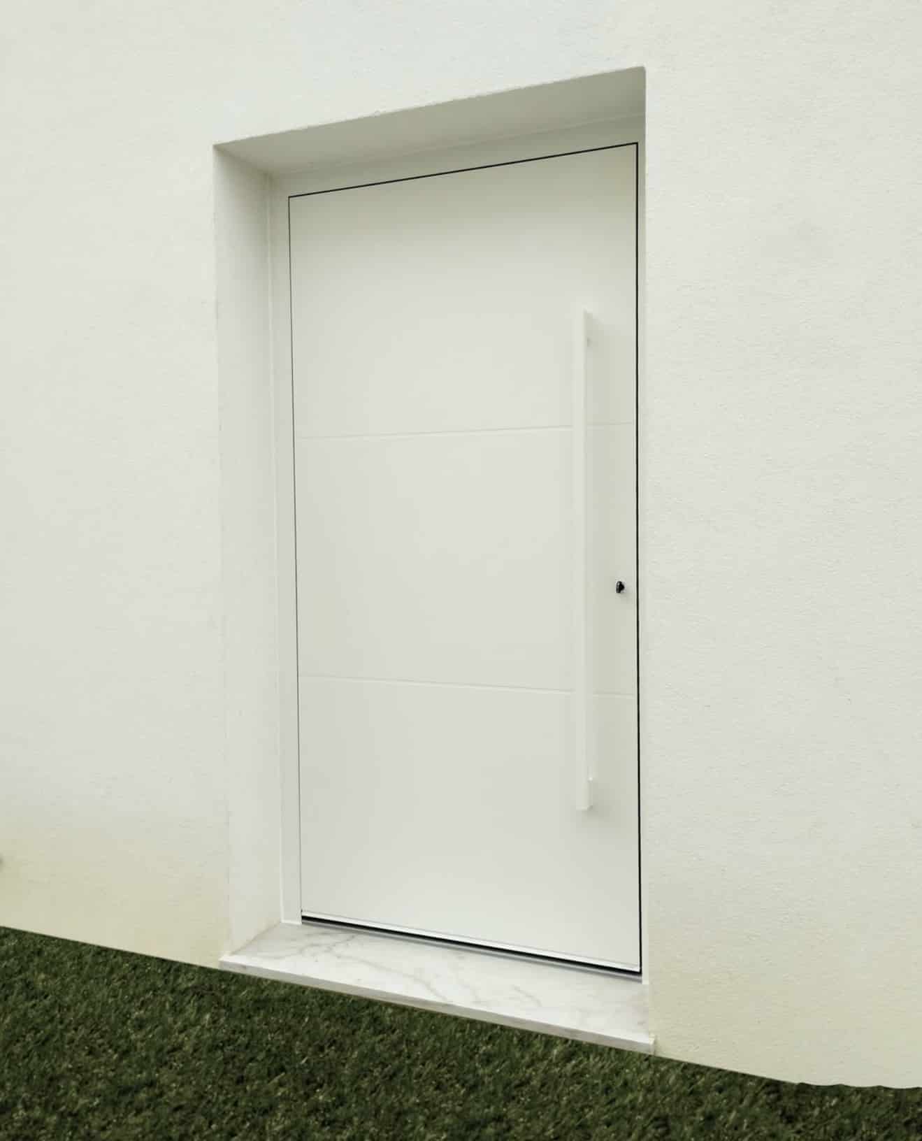 Porte d’entrée aluminium avec vitrage décoratif