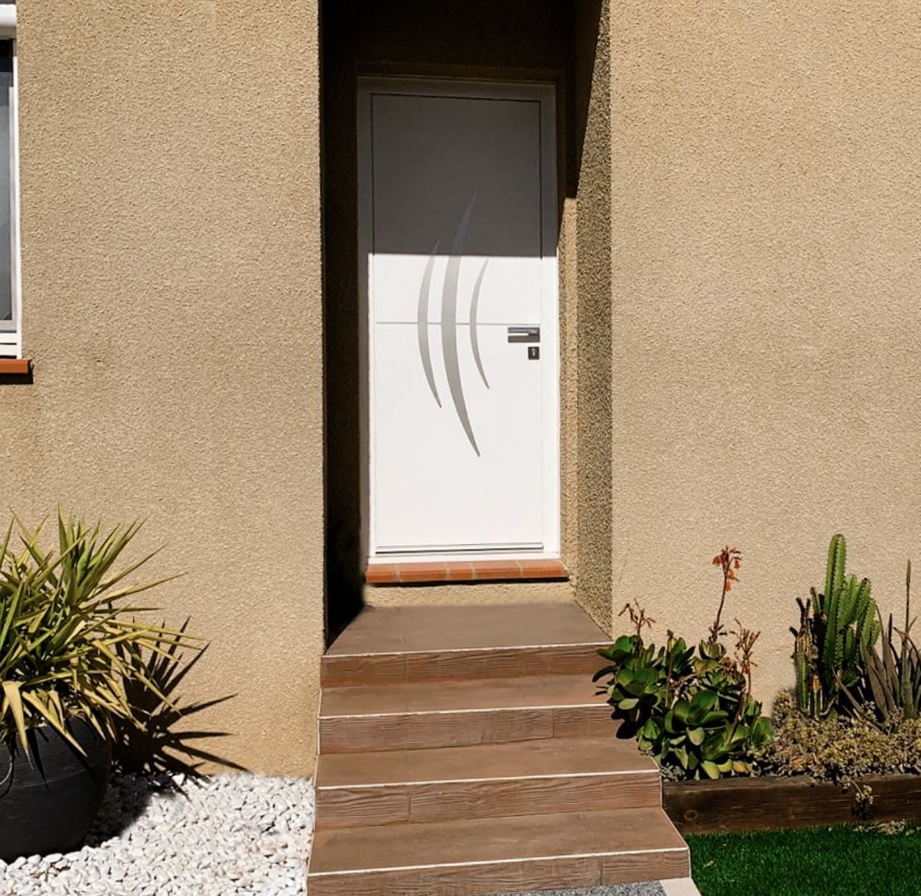 Porte d’entrée aluminium Fenestram vue extérieure