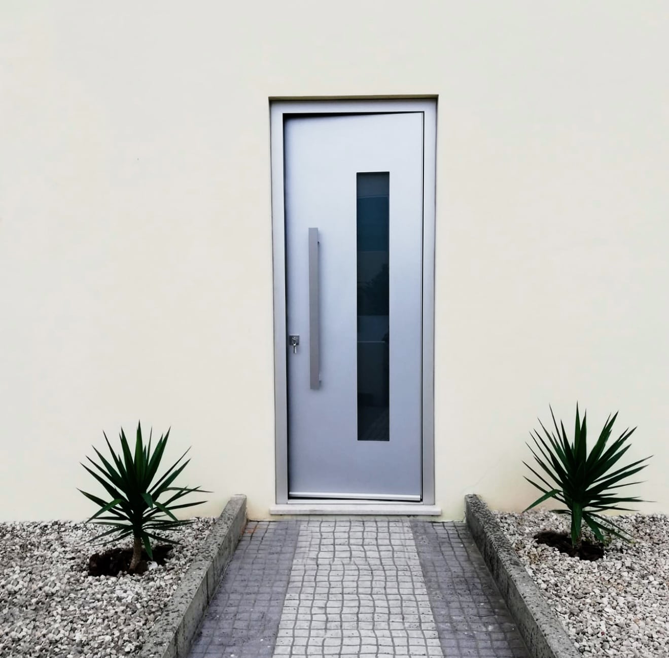 Porte d’entrée aluminium posée par Fenestram en Haute-Savoie