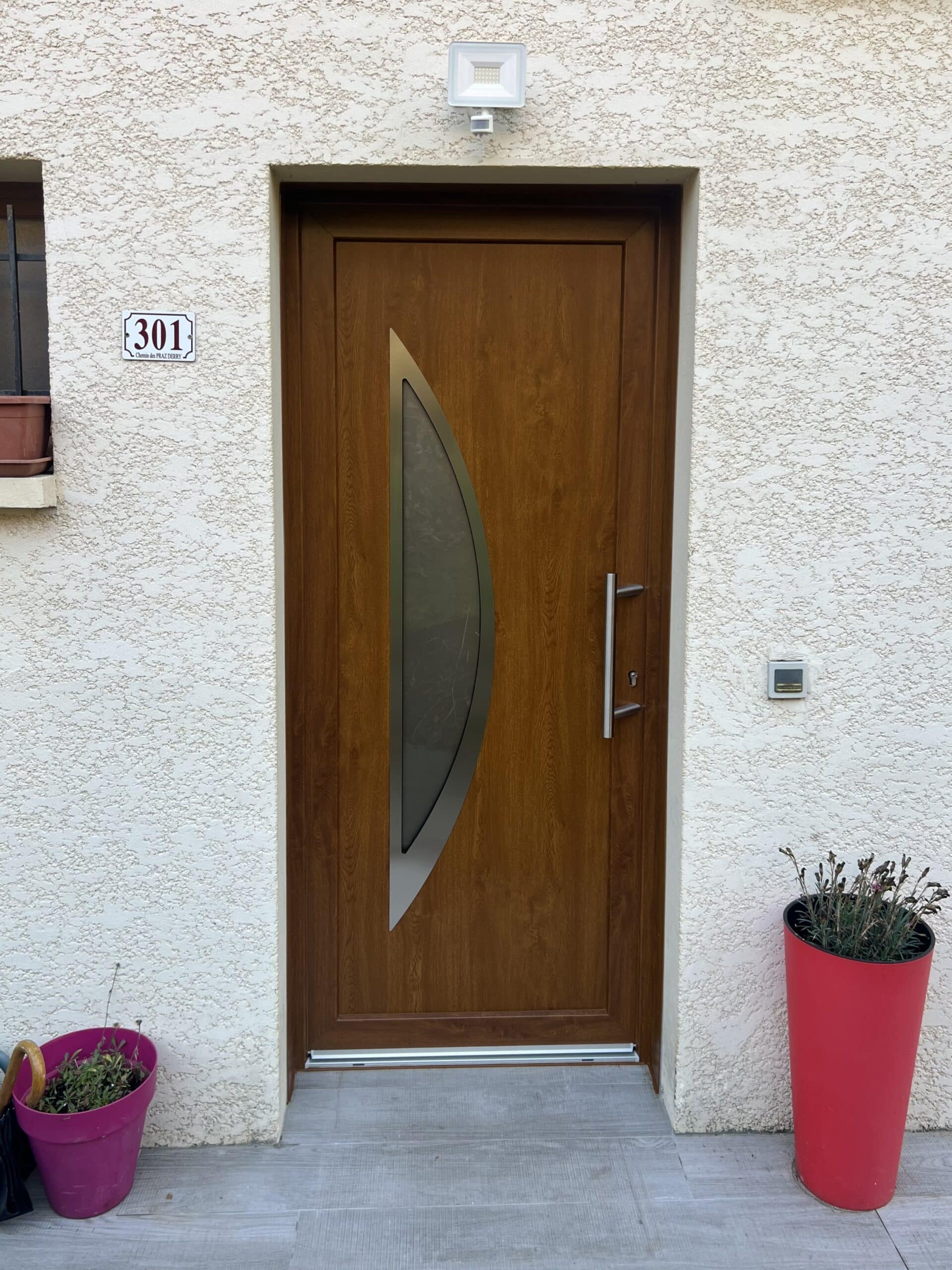 Porte d’entrée aluminium avec panneau décoratif
