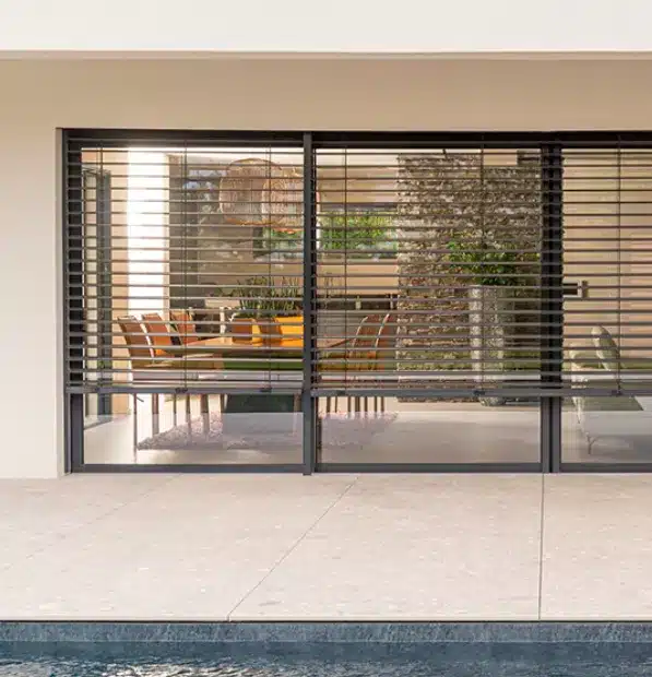 Zoom sur les lames d’occultation ouvertes d’un brise-soleil orientable K•LINE