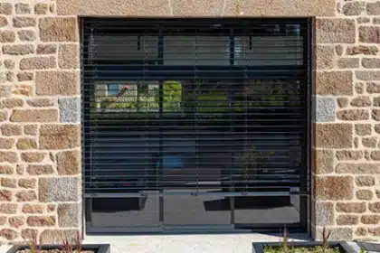 Vue d’ensemble d’un brise-soleil orientable K•LINE en position ouverte