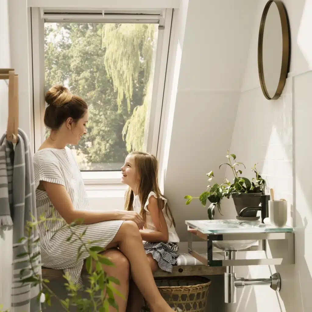 Fenêtre de toit dans une salle de bains sous pente — VELUX