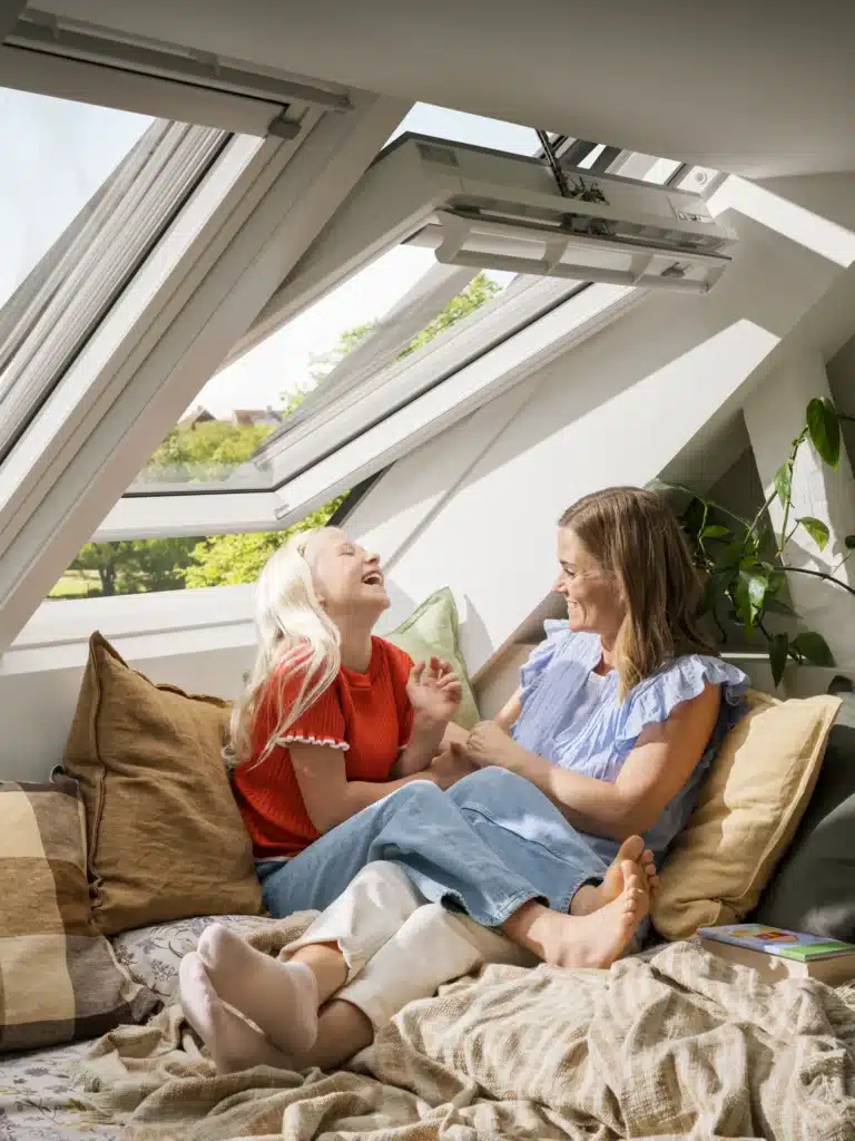 Fenêtre de toit motorisée dans une chambre sous combles — VELUX