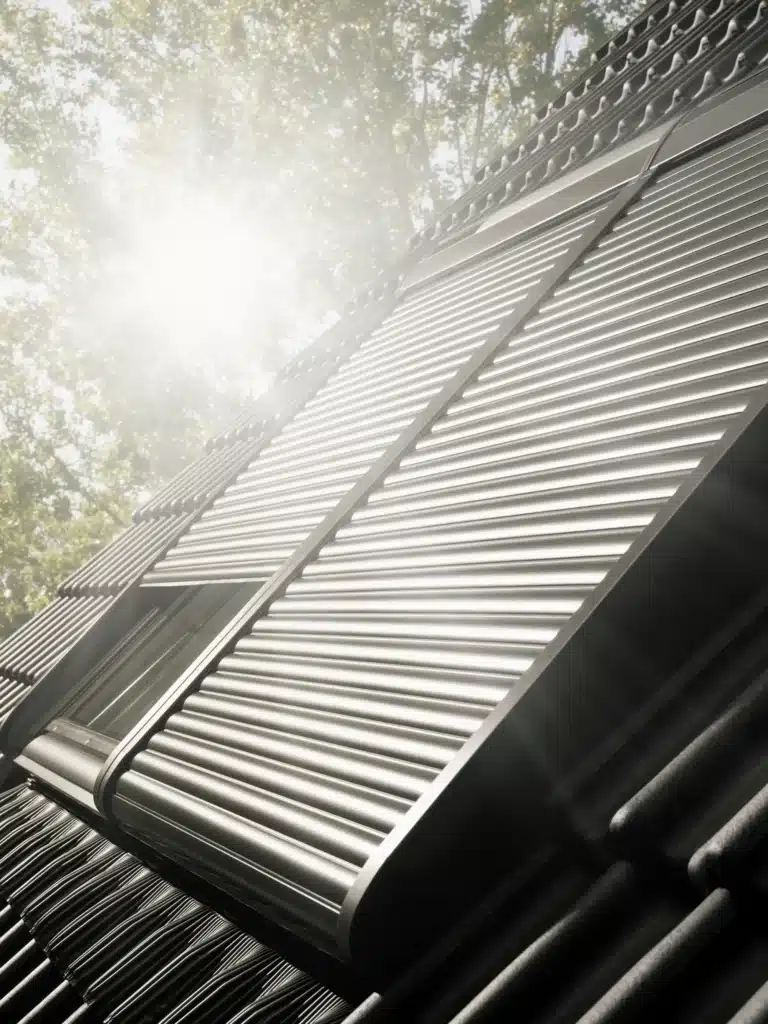Volet roulant extérieur sur fenêtre de toit VELUX