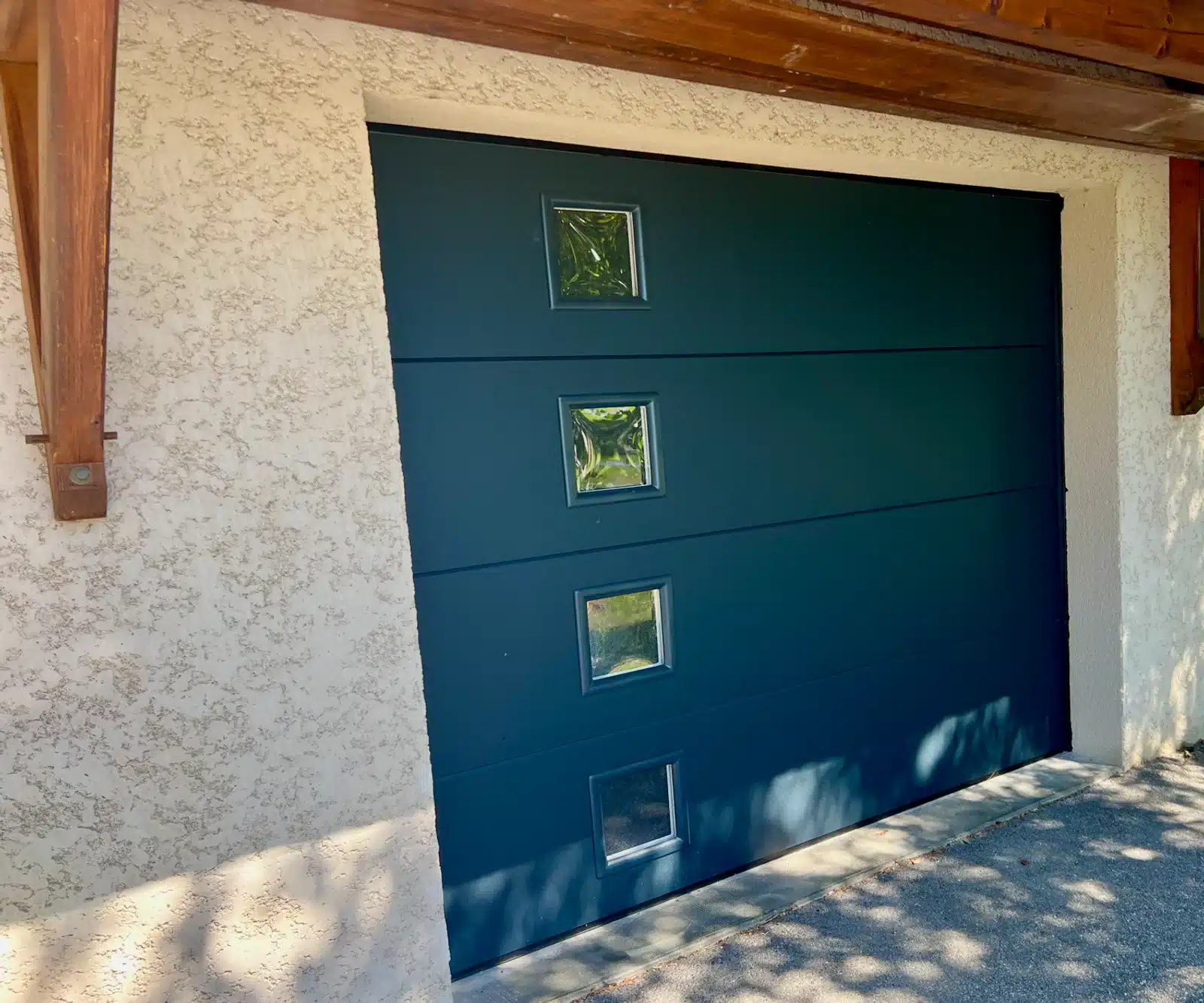 Portes de garage sectionnelles jumelles sur façade