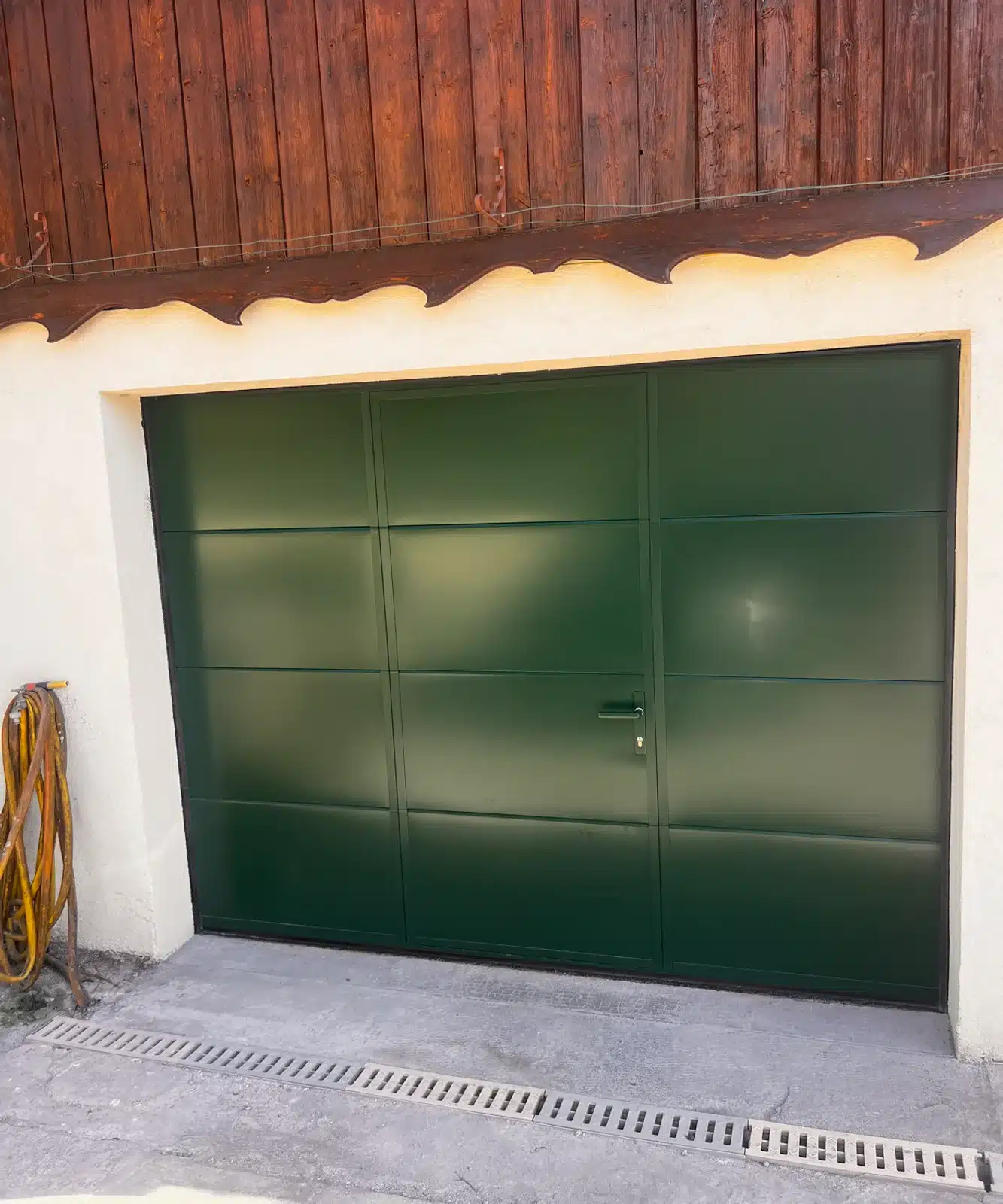 Porte de garage sectionnelle moderne installée par Fenestram