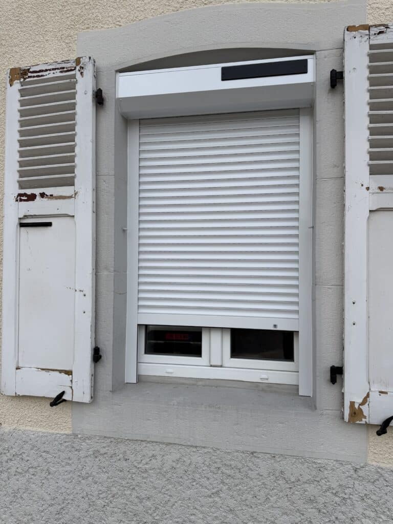 Porte d’entrée PVC et volets roulants solaires à Cluses — vue du chantier Fenestram