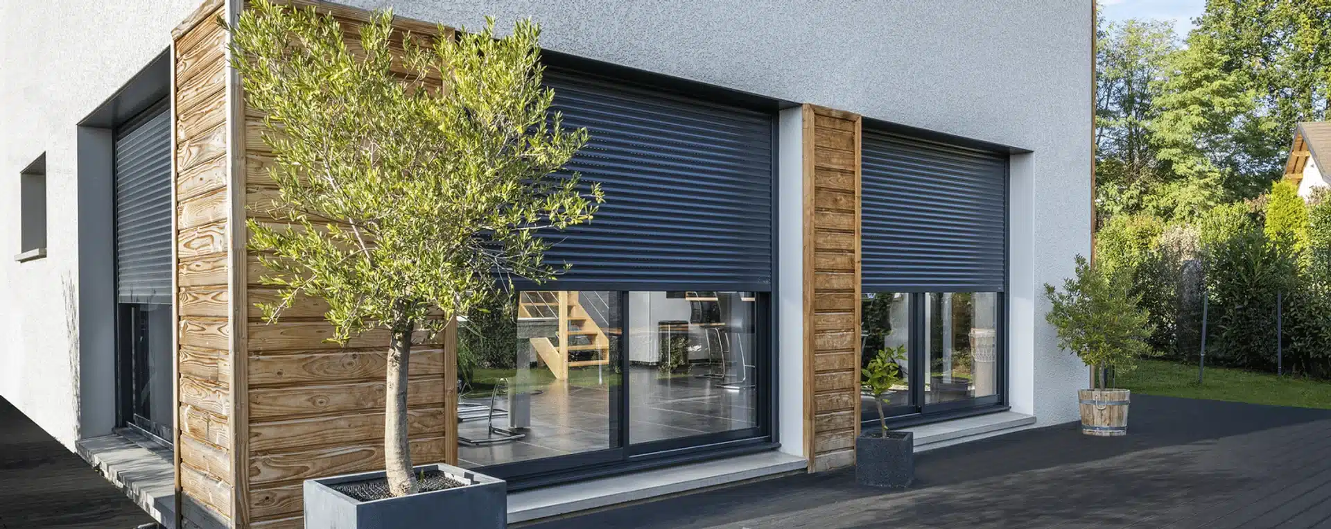 Volets roulants motorisés posés sur maison contemporaine en Haute-Savoie