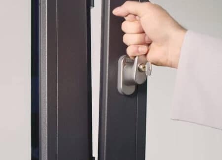 Détail officiel d’une poignée de fenêtre équipée d’un verrou à clé